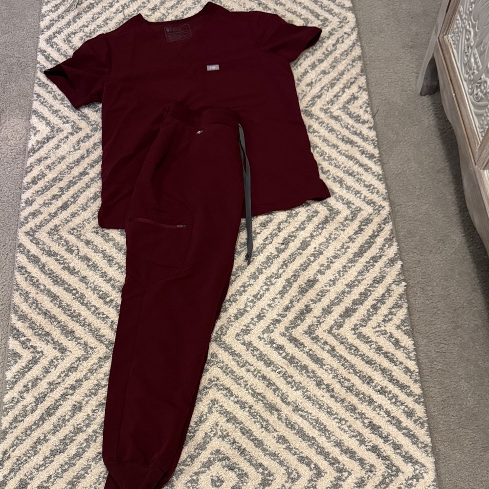 Women’s Burgundy Figs Scrub Set Sz M and Sz S